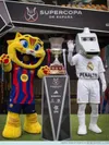 Mascota Barcelonei, alături de „Penaltin”, creat de fanii catalani ca versiune de mascotă a lui Real Madrid. Foto: as.com