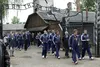 Jucătorii italieni au trecut pe sub poarta de la Auschwitz pe care scria „Arbeit macht frei”. În traducere, „Munca te face liber” Foto: Imago