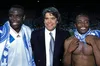 Bernard Tapie, încadrat de doi dintre eroii lui Marseille în 1993: Basile Boli (stânga) și Abedi Pele Foto: Imago