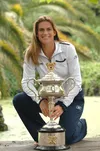 Amelie Mauresmo și trofeul câștigat în anul 2006/ Foto: IMAGO