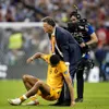 Louis van Gaal, consolându-l pe Gakpo după eliminarea Olandei la CM 2022 Foto: Imago