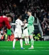 Thibaut Courtois, la 1,99 m, cu 23 cm deasupra brazilianului Vinicius, colrgul de la Real Madrid. Foto: Imago