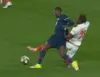 Pentru acest tackling dur a primit Coulibaly primul „galben” Foto: Captură TV
