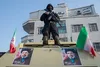 Militar iranian la Teheran, deasupra portretelor lui Mojtaba Khamenei, fiul fostului ayatollah Foto: Imago