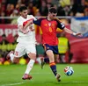 Akaydin (stânga, umăr la umăr cu Fabian Ruiz), în ultimul meci din preliminariile CM 2026: 2-2 contra Spaniei Foto: Imago