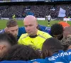 Paul Tierney înconjurat de jucătorii lui Chelsea înaintea meciului cu Newcastle FOTO Captura BBC (1).jpg