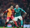 Yunus Akgun (în duel cu Robertson) a învins de două ori Liverpool cu Galatasaray în acest sezon de Champions: un dublu 1-0 Foto: Imago