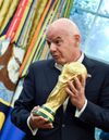 Infantino și trofeul CM Foto: Imago