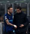Hakan Calhanoglu și Cristi Chivu
FOTO: IMAGO 