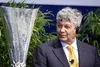 În 2010, Mircea Lucescu a predat Cupa UEFA, pe care o cucerise în 2009 cu Shakhtar Foto: Imago
