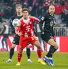 Bischof (în roșu), duel cu Eriksen în Bayern - Wolfsburg 8-1, pe 11 ianuarie, în Bundesliga. Tom a jucat 90 de minute Foto: Imago