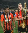 Douglas Costa, Darijo Srna și Cupa Ucrainei. În spatele lor, Mircea Lucescu Foto: Imago
