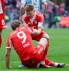 Kimmich nu-l lasă pe Kane să se plângă după o lovitură. Îl ridică imediat de pe gazon Foto: Imago