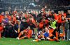 Mircea Lucescu și Rinat Ahmetov, patronul lui Shakhtar, la cucerirea Cupei UEFA