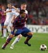 Tibi Ghione (în alb), duel cu brazilianul Dani Alves într-un meci împotriva Barcelonei, în Champions League Foto: Imago