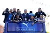 Campionii Premier League în 2016: Ranieri, în mijlocul jucătorilor, la parada învingătorilor. Foto: Imago