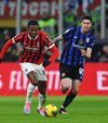 Leao, duel cu Bastoni într-un derby Milan - Inter. Foto: Imago
