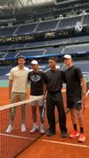 Jude Bellingham și Thibaut Courtois au jucat tenis pe Santiago Bernabeu alături de Rafael Nadal și Jannik Sinner. Foto: „X”, @realmadrid