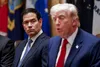 Secretarul de stat Marco Rubio, ascultându-l pe președintele Donald Trump. Foto: Imago
