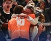 Thiago Nuss a fugit în tribună după gol, pentru a sărbători cu mama lui. FOTO x.com/gazzetta_gr