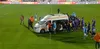 Accidentare gravă în meciul Voluntari - FC Bihor 2-1. Jucătorii au fost nevoiți să împingă ambulanța. Foto: Captură Prima Sport
