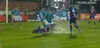 Accidentare gravă în meciul Voluntari - FC Bihor 2-1. Jucătorii au fost nevoiți să împingă ambulanța. Foto: Captură Prima Sport