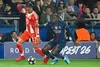 Olise (stânga) l-a îngenuncheat cu fentele sale pe Nuno Mendes, fundașul stânga al lui PSG. Foto: Imago