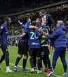 Chivu, mereu parte a bucuriei golurilor, victoriilor, împreună cu jucătorii săi. Foto: Imago