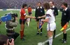 Stoica și Vercauteren, la schimbul de fanioane al căpitanilor înainte de Steaua - Anderlecht 3-0, în returul semfinalelor CCE 1986. În acel meci a primit Tudorel cartonașul care l-a făcut să rateze finala. Foto: Imago