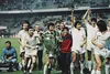Un grup de oameni fericiți: Steaua, pe 7 mai 1986. Duckadam, cu trofeul. În spatele lui, puțin în dreapta, Emeric Ienei. Foto: Imago