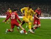 Rațiu, blocat încă o dată de Kadioglu în acest atac la Turcia - România 1-0. Foto: Iosif Popescu