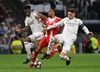 Valverde (dreapta) și Tchouameni, luptând împreună împotriva lui Olise și Bayern. Foto: Imago