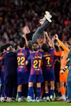 Hansi Flick și jucătorii blaugrana, după al 29-lea titlu al Barcelonei. Foto: Imago