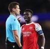 Daniel Siebert și căpitanul lui Arsenal, Bukayo Saka. Foto: Imago