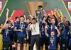 Un antrenor fericit: Cristi Chivu, în mijlocul nerazzurrilor. Și Cupa Italiei e a lui. Foto: Imago