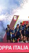Momentul în care jucătorii lui Inter au ridicat Cupa Italiei. Foto: „X”, @SerieA