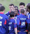 Patrice Evra, căpitanul Franței la acel Mondial, în mijlocul jucătorilor, înainte de a părăsi terenul la cantonamentul albaștrilor din Africa de Sud. Declanșarea grevei. Foto: Imago