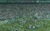 Suporterii lui Celtic au invadat terenul (FOTO: captură TNT Sports)