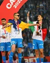 Assad Al-Hamlawi și Oleksandr Romanchuk, cu steagurile Palestinei și Ucrainei pe umeri, la bucuria Craiovei