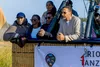 Rio Ferdinand și Paul Makonda, ministrul Culturii și Sportului. Foto: „X”, @maelezonews