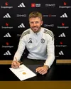 Michael Carrick la semnarea noului contract cu Manchester United/ Foto: manutd.com