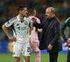 Rafa Benitez, alături de Javi Hernandez, apărătorul spaniol al lui Panathinaikos. Foto: Imago