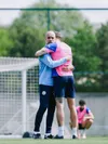 Pep, îmbrățișat de John Stones la antrenamentul de vineri. Foto: Manchester City X