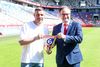 Lukas Podolski, alături de primarul orașului Zabrze, Kamil Zbikowski. Foto: Imago