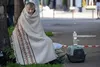Femeie în vârstă, ieșită pe stradă după atac. Foto: Imago