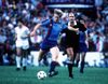 Michel Vautrot, aproape de Bernd Schuster, la Steaua - Barcelona. În spate, Victor Pițurcă. Foto: Imago