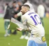 Buendia, cu trofeul Europa League și steagul Argentinei. Foto: Imago