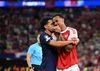 Momentul când Marquinhos îl consola pe Gabriel. Foto: Imago