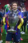 Zabarnyi, steagul Ucrainei și trofeul Ligii Campionilor. Foto: Imago