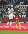 Mbekezeli Mbokazi (stânga), apărătorul Africii de Sud, într-un meci contra Camerunului. Foto: Imago